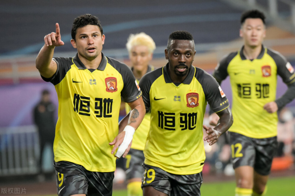  排球夜战：塞外银狐队逆转辽东猎隼队，主帅临场妙招边后卫成为亮点