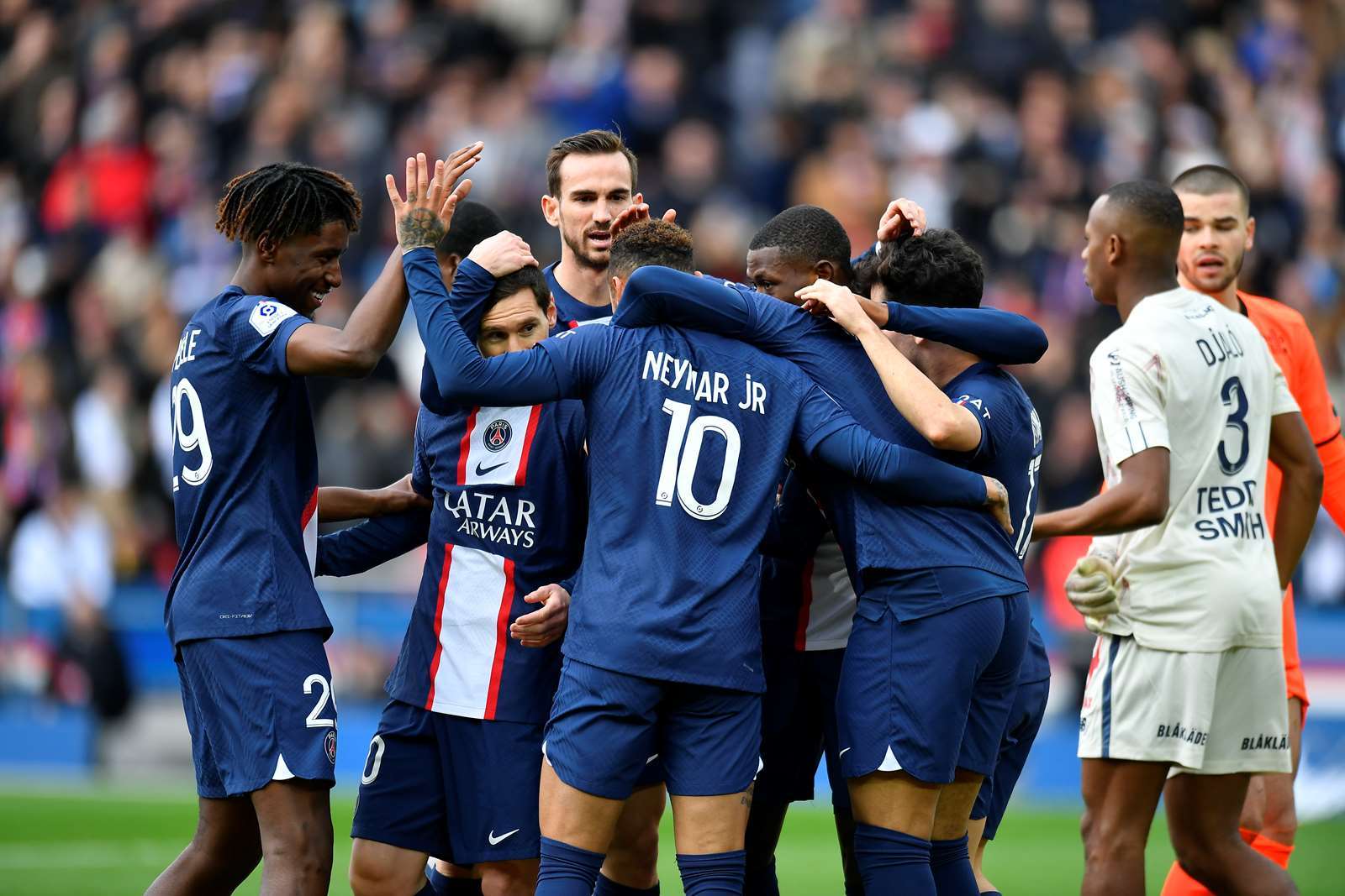 赛地聚焦——葡超转会期热度飙升，瓦伦西亚门线救险，更衣室稳定，控场能力受关注的简单介绍