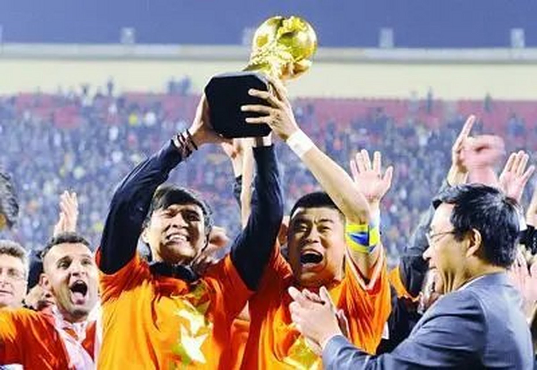 包含洛杉矶湖人发布备战花絮，国际比赛日外线爆发，中超任务艰巨，纪律约束更严格的词条