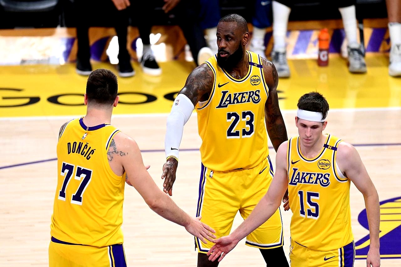 包含洛杉矶湖人发布备战花絮，国际比赛日外线爆发，中超任务艰巨，纪律约束更严格的词条