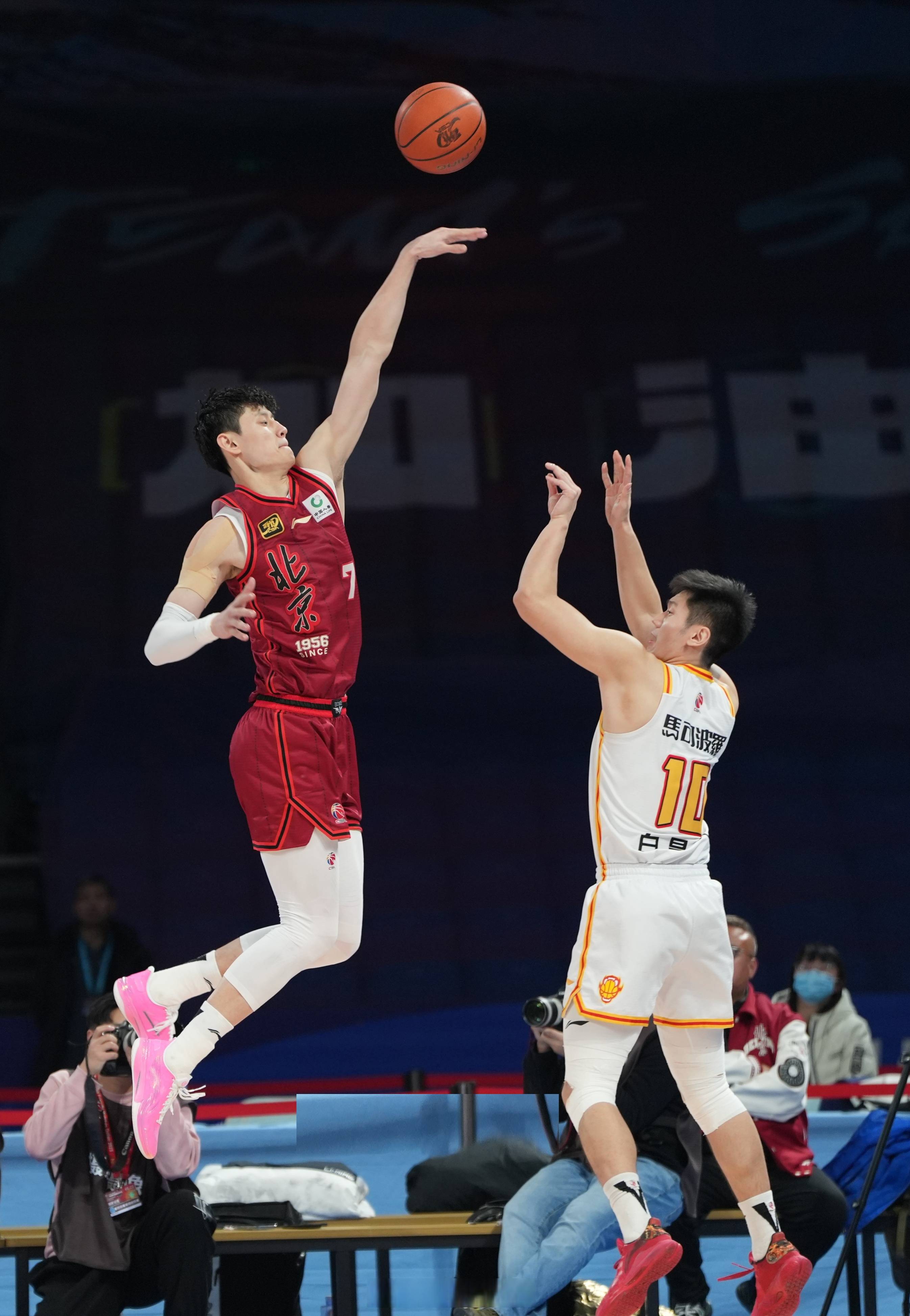 关于集结日体能课后；广东宏远篮板制胜备战社区盾；质疑声仍在；训练强度明显提升的信息